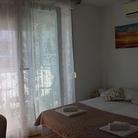 Teuta - Private Parking Appartement Split
